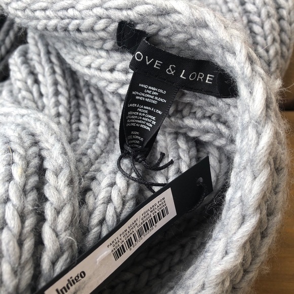 New with Tags Love & Lore Party Pom Scarf Chunky Knit Grey Multi - Picture 6 of 6